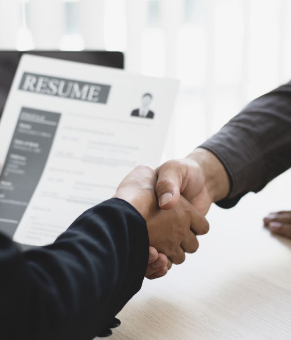 Empleador estrechando la mano a un trabajador en signo de contratación